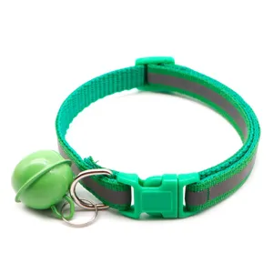 Gros plan du collier vert pour animal avec bande réfléchissante, boucle et cloche.