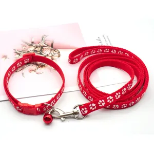Rotes Haustier Halsband und Leinen Set mit weissen Pfotenmuster, verstellbar fur kleine Hunde.