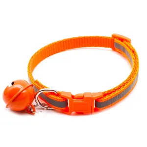 Vue détaillée du collier orange pour animal avec bande réfléchissante et grosse cloche.