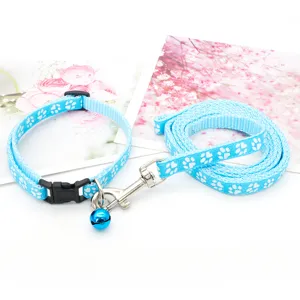 Set collare e guinzaglio per animali domestici con motivo zampe, fibbia e campanello.