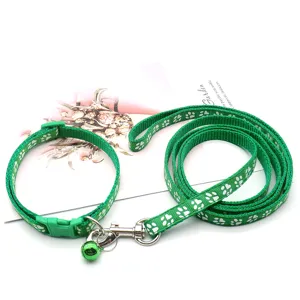 Set guinzaglio e collare verde per cani di piccola taglia e gatti, 1.0cm con stampa di zampe.