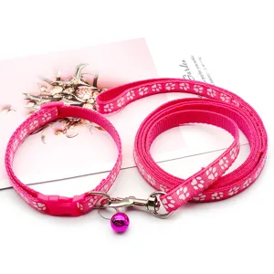 Set guinzaglio e collare rosa per animali con stampa di zampe, regolabile per piccoli cani e gatti.