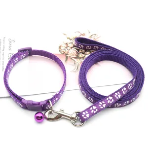 Set guinzaglio e collare per animali viola con stampa zampe, ideale per cani di piccola taglia.