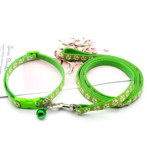 Set guinzaglio e collare verde per animali con motivi di impronte di zampe bianche per piccoli gatti.