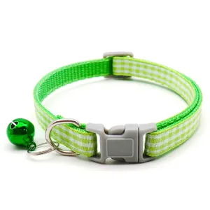 Grün-weiße Karierte Haustierhalsband Detailansicht mit grauem Plastikschnalle und Glocke.