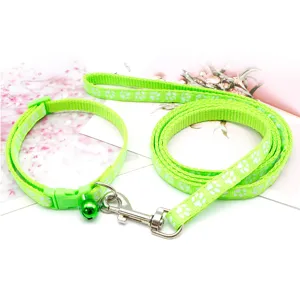 Set guinzaglio e collare verde per cani e gatti con stampa di zampe e campanello grazioso.