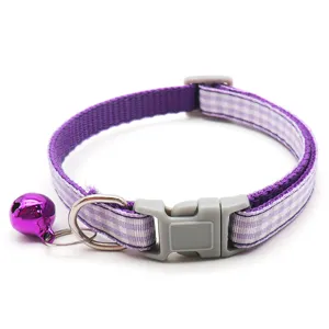 Nahaufnahme Detail des 1cm Karo Haustierhalsbands mit grauer Plastikschnecke und Glocke.