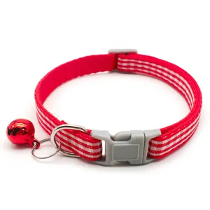 Rotes Karomuster Haustierhalsband Detail mit grauer Kunststoffschnalle und Glocke.