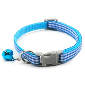Detailaufnahme des blauen karierten Haustierhalsbands mit grauer Schnalle und Glocke.