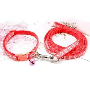 Set guinzaglio e collare rosso per animali con stampa di zampe e campanello per gatti e cani.