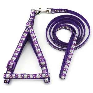 Lila Haustier Leine und Geschirr Set Detail, 1cm Nylon Riemen verstellbar mit Katzen Print.