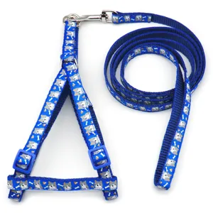 Detailansicht des 1cm blauen Haustier-Brustgeschirrs mit Katzen-Druck und sicherem Metallhaken.