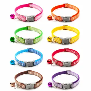 Verstellbares 1cm kariertes Katzenhalsband mit Glocke und Schnalle für kleine Haustiere.