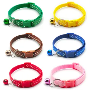 Detailansicht von bunten Polka-Dot-Katzenhalsbändern mit Glocken und Plastikschnalle für Haustiere.