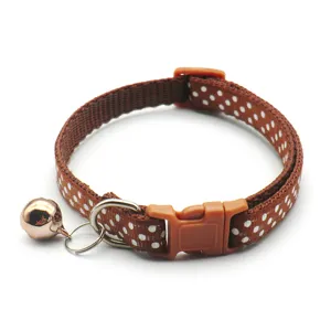 Braunes Pünktchen Katzenhalsband mit Glocke, strapazierfähiges Nylonband für kleine Haustiere.