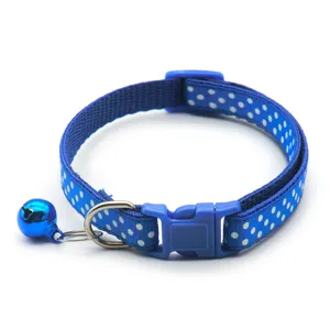 Blaues Katzenhalsband mit Punkten und Glocke, süßer gedruckter Halsriemen für kleine Haustiere.