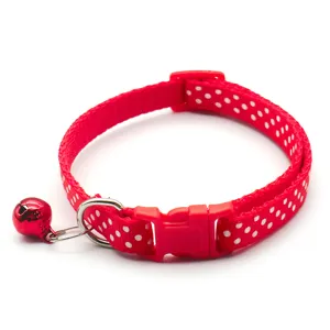 Rotes Katzenhalsband mit Punkten und Glocke, schönes Haustier Halsband für kleine Tiere Detail.