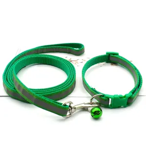 Vue détaillée de l'ensemble de laisse et collier réfléchissants verts pour animaux de compagnie.