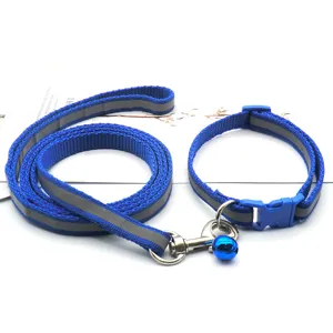 Ensemble de laisse et collier réfléchissants bleus pour animaux avec cloche pour balade sûre.