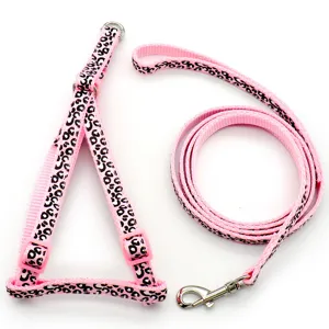 Rosa Leopardenmuster Haustier Geschirr und Leine Set, Detailansicht fuer kleine Hunde.