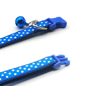 Blaues Katzenhalsband mit Punkten, Sicherheitsverschluss, Glocke und Ring für kleine Haustiere