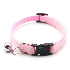Rosa Katzenhalsband Detail mit weichem Nylonband, sicherer schwarzer Schnalle, Glocke.