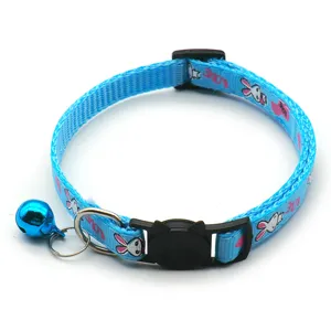 Detailansicht des blauen Katzenhalsbands mit Hasen-Motiv, Katzen-Schnalle und Glocke.