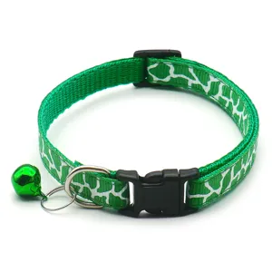 Grünes Nylon-Haustierhalsband mit weißem Muster, Metall-D-Ring, Schnalle und kleiner Glocke.