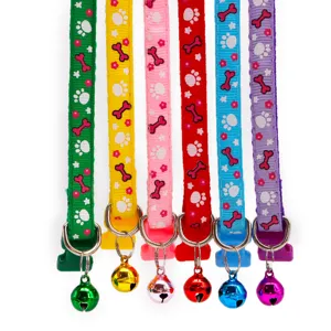 Bunte Nylon Haustier Halsbänder für Hunde Katzen mit Knochen Pfoten Muster, Glocken & Schnallen.