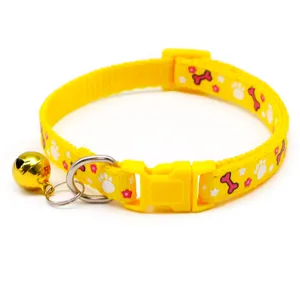 Gelbes Haustier Katzenhalsband mit Knochen Pfotenmuster, Plastikschnalle und Klingel.
