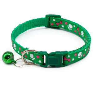 Grünes Haustierhalsband Detail mit süßem Knochen Pfotenabdruck Muster, Schnalle Glocke.