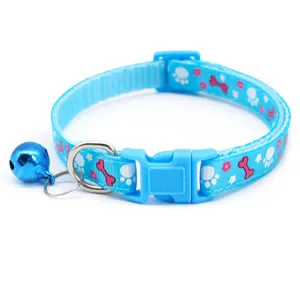 Blaues Haustierhalsband mit Pfoten- und Knochenmuster, Klettschnalle und Glocke für Katzen.