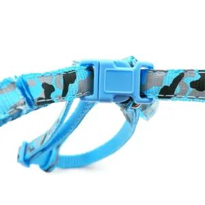 Dettaglio della fibbia della pettorina per animali mimetica blu, fettuccia in nylon.