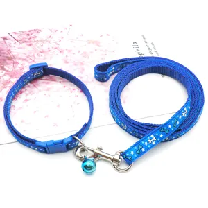 Set collare e guinzaglio blu per animali con stampa di ossa, ideale per cani e gatti.