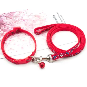 Set collare e guinzaglio rosso per animali domestici con stampa ossa e fiori, campanello per cani.
