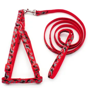 Set guinzaglio e imbracatura toracica mimetica rossa per gatti e cani di piccola taglia.