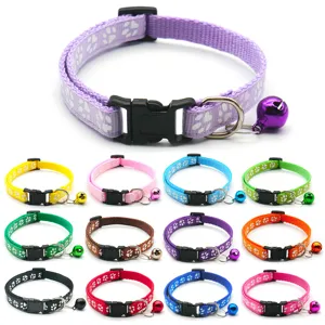Vue détaillée de colliers pour chats colorés avec motifs de pattes et cloches métalliques.