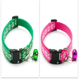 Collier pour chat en nylon avec cloche et joli motif de pattes, collier réglable pour animaux.