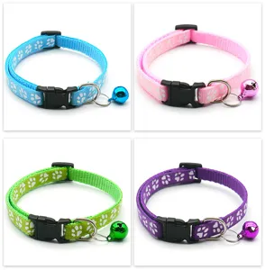 Détails du collier coloré pour animaux avec motif de patte, cloche et boucle de sécurité.