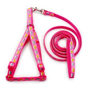 Dettaglio pettorina e guinzaglio rosa, fettuccia in nylon resistente con stampa animalier.