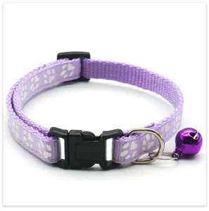 Collier pour chat violet avec motif de patte, boucle de securite et cloche mignonne detail.