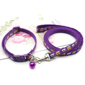Nahaufnahme des lila Haustierhalsband- und Leinensets mit niedlichem Cartoon-Hundeprint.