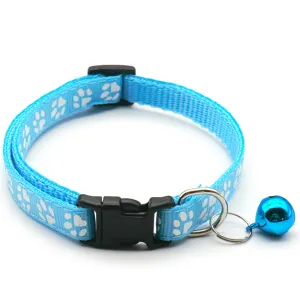 Collier pour chat bleu avec motif de pattes blanches, cloche en métal et boucle pour animaux.