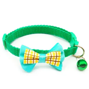 Groene huisdierhalsband met blauw gele ruitstrik en bel voor katten en honden detail