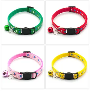 Nahaufnahme der bunten Haustierhalsband Details mit Herzmuster, Schnalle und Metallklingel.