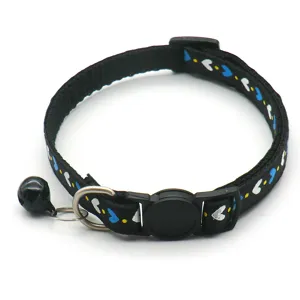 Nahaufnahme des schwarzen Haustierhalsbands mit Herzmustern, Sicherheitsverschluss.