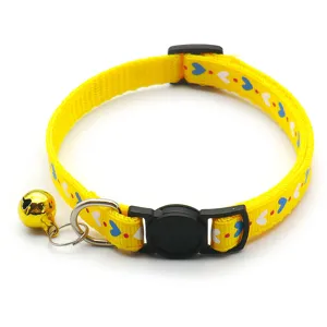 Gelbes Haustierhalsband mit Herzmuster, schwarzer Schnalle und goldener Glocke für Katzen.