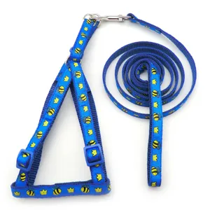 Set pettorina e guinzaglio per cani blu con stampa ape, comodo stile gilet per piccoli animali.