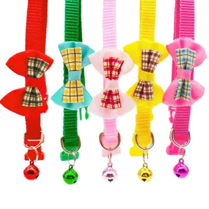 Kleurrijke huisdierhalsband met ruitjesstrik en bel voor katten en kleine honden, schattig.