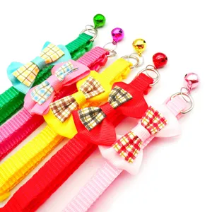 Leuke geruite huisdierhalsband met strik en bel, perfecte verstelbare accessoire voor katten.